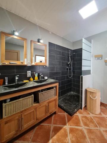 St Privat des Vieux - Maison rénovée avec piscine - calme en fond d'impasse