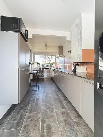 Maison de plain-pied 140 m² environ, 6 pièces, 4 chambres, terrain de 988 m²