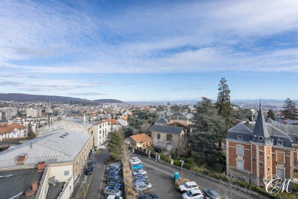 CHAMALIERES : APPARTEMENT D'EXCEPTION AVEC BEAUX VOLUMES ET VUE