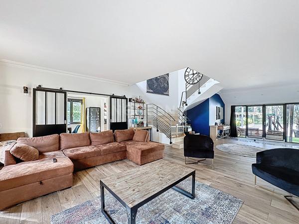 Maison Lamorlaye 10 pièce(s) 343 m2, piscine couverte et jardin 5000 m²