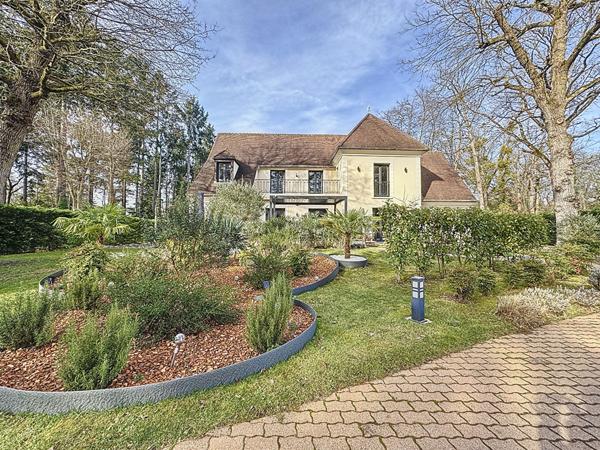 Maison Lamorlaye 10 pièce(s) 343 m2, piscine couverte et jardin 5000 m²