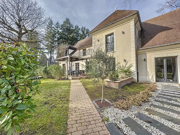 Maison Lamorlaye 10 pièce(s) 343 m2, piscine couverte et jardin 5000 m²
