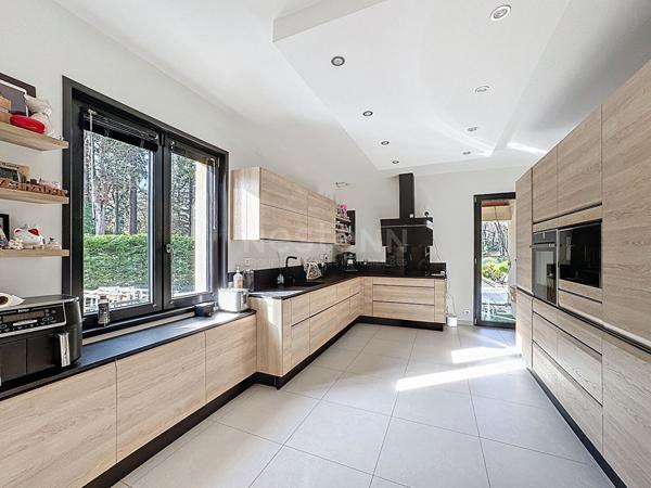 Maison Lamorlaye 10 pièce(s) 343 m2, piscine couverte et jardin 5000 m²