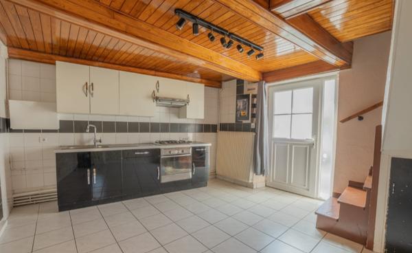 Maison de ville, 2 chambres, balcon, garage et cave