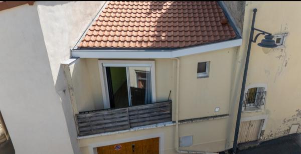 Maison de ville, 2 chambres, balcon, garage et cave