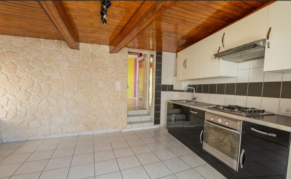 Maison de ville, 2 chambres, balcon, garage et cave