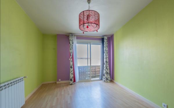 Maison de ville, 2 chambres, balcon, garage et cave