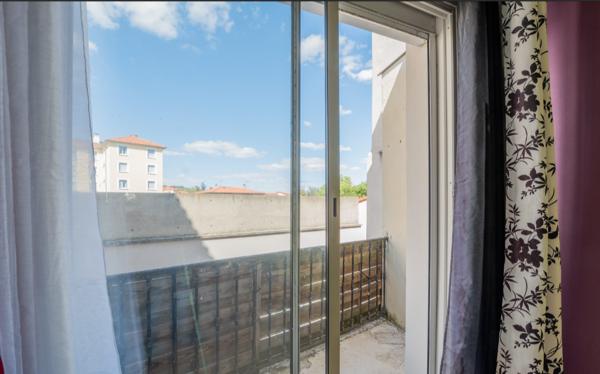 Maison de ville, 2 chambres, balcon, garage et cave