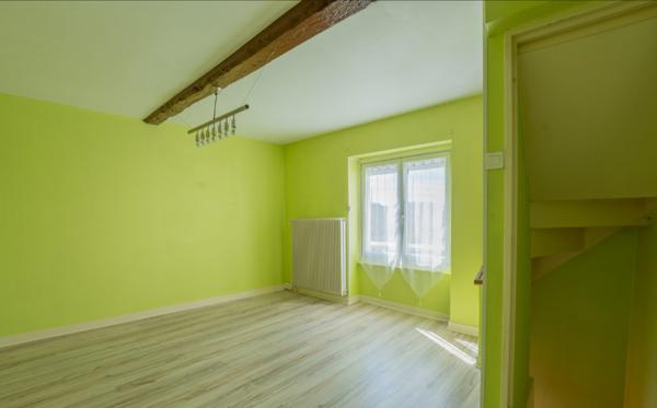 Maison de ville, 2 chambres, balcon, garage et cave