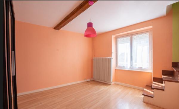 Maison de ville, 2 chambres, balcon, garage et cave