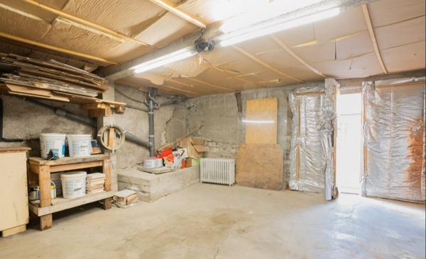 Maison de ville, 2 chambres, balcon, garage et cave
