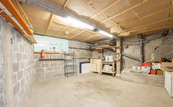 Maison de ville, 2 chambres, balcon, garage et cave