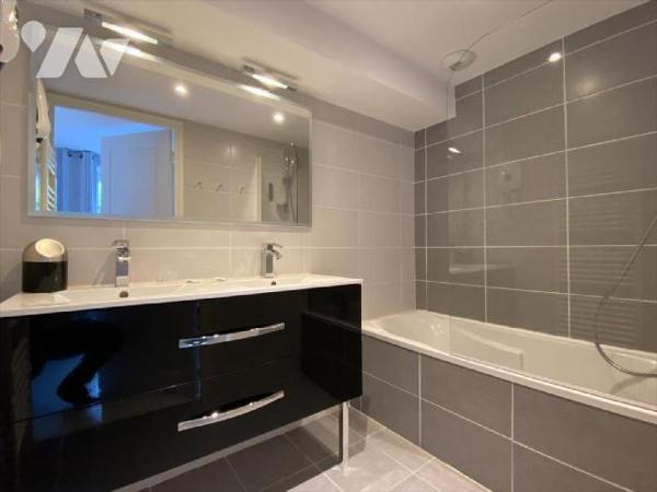 MANDAILLES-SAINT-JULIEN, à vendre, hôtel bar restaurant 3 étoiles (classé ERP 5, soit environ 9...