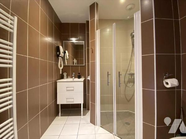 MANDAILLES-SAINT-JULIEN, à vendre, hôtel bar restaurant 3 étoiles (classé ERP 5, soit environ 9...