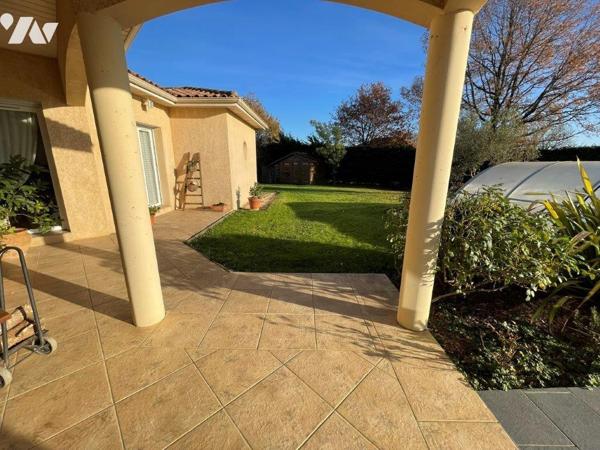 MIRANDE à 10min, au calme, belle villa plain-pied offrant une superbe vue Pyrénées et vallons.