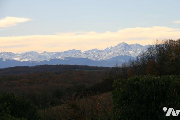 MIRANDE à 10min, au calme, belle villa plain-pied offrant une superbe vue Pyrénées et vallons.