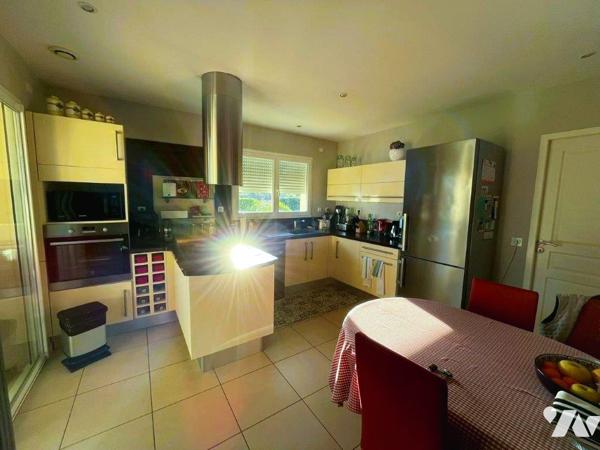 MIRANDE à 10min, au calme, belle villa plain-pied offrant une superbe vue Pyrénées et vallons.