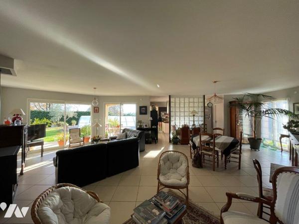 MIRANDE à 10min, au calme, belle villa plain-pied offrant une superbe vue Pyrénées et vallons.