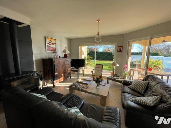 MIRANDE à 10min, au calme, belle villa plain-pied offrant une superbe vue Pyrénées et vallons.