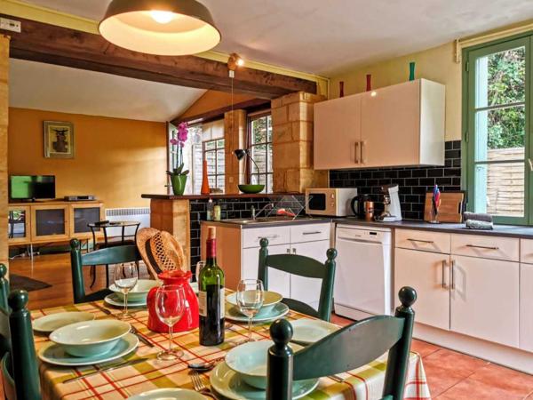 Maison ancienne - Les eyzies TOUT À PIED ! RARE PROPRIÉTÉ DE 4 CHAMBRES EN BORDURE D'UN VILLAGE MAGNIFIQUE AVEC TOUTES LES COMMODITÉS. SUPERBE PISCINE. ACTUELLEMENT AMÉNAGÉE EN DEUX MAISONS. 3 277 M² DE TERRAIN, PLUS UN BÂTIMENT SUPPLÉMENTAIRE À RESTAURER ! PF90322