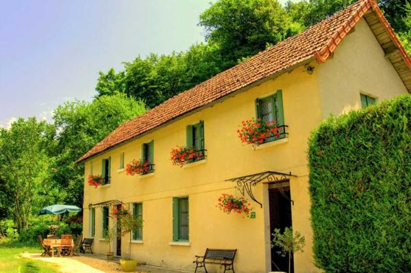 Maison ancienne - Les eyzies TOUT À PIED ! RARE PROPRIÉTÉ DE 4 CHAMBRES EN BORDURE D'UN VILLAGE MAGNIFIQUE AVEC TOUTES LES COMMODITÉS. SUPERBE PISCINE. ACTUELLEMENT AMÉNAGÉE EN DEUX MAISONS. 3 277 M² DE TERRAIN, PLUS UN BÂTIMENT SUPPLÉMENTAIRE À RESTAURER ! PF90322
