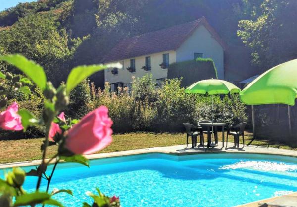 Maison ancienne - Les eyzies TOUT À PIED ! RARE PROPRIÉTÉ DE 4 CHAMBRES EN BORDURE D'UN VILLAGE MAGNIFIQUE AVEC TOUTES LES COMMODITÉS. SUPERBE PISCINE. ACTUELLEMENT AMÉNAGÉE EN DEUX MAISONS. 3 277 M² DE TERRAIN, PLUS UN BÂTIMENT SUPPLÉMENTAIRE À RESTAURER ! PF90322