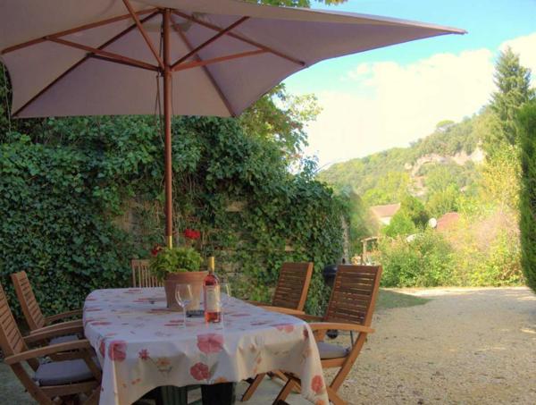 Maison ancienne - Les eyzies TOUT À PIED ! RARE PROPRIÉTÉ DE 4 CHAMBRES EN BORDURE D'UN VILLAGE MAGNIFIQUE AVEC TOUTES LES COMMODITÉS. SUPERBE PISCINE. ACTUELLEMENT AMÉNAGÉE EN DEUX MAISONS. 3 277 M² DE TERRAIN, PLUS UN BÂTIMENT SUPPLÉMENTAIRE À RESTAURER ! PF90322
