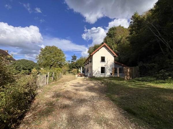 Maison ancienne - Les eyzies TOUT À PIED ! RARE PROPRIÉTÉ DE 4 CHAMBRES EN BORDURE D'UN VILLAGE MAGNIFIQUE AVEC TOUTES LES COMMODITÉS. SUPERBE PISCINE. ACTUELLEMENT AMÉNAGÉE EN DEUX MAISONS. 3 277 M² DE TERRAIN, PLUS UN BÂTIMENT SUPPLÉMENTAIRE À RESTAURER ! PF90322