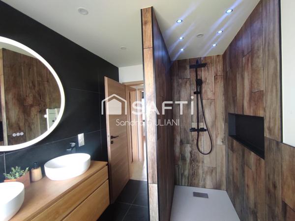 Maison individuelle de plain-pied élevée sur sous-sol entièrement rénovée !