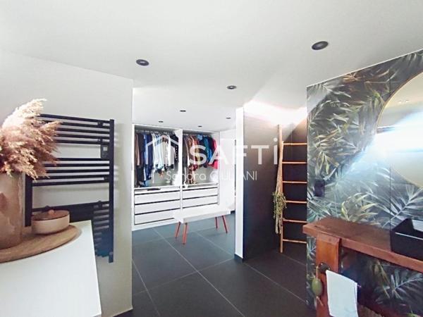 Maison individuelle de plain-pied élevée sur sous-sol entièrement rénovée !