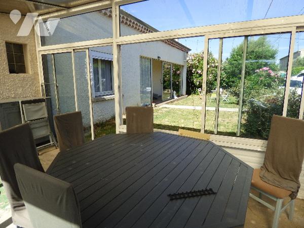 VALREAS agréable villa, plain pied sur terrain clos de 483m²+ un garage et 2 vérandas.