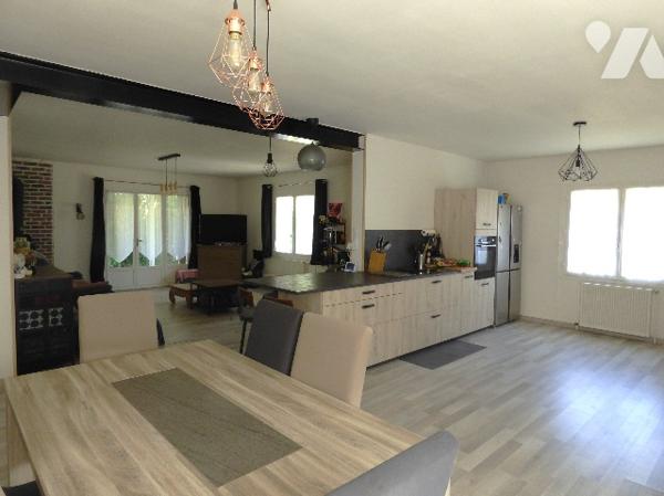 VALREAS agréable villa, plain pied sur terrain clos de 483m²+ un garage et 2 vérandas.