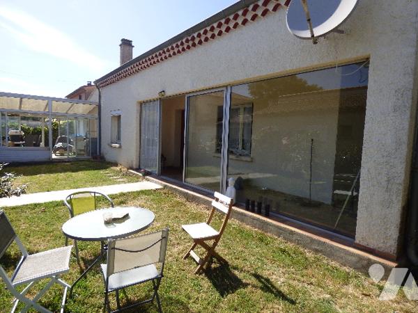 VALREAS agréable villa, plain pied sur terrain clos de 483m²+ un garage et 2 vérandas.