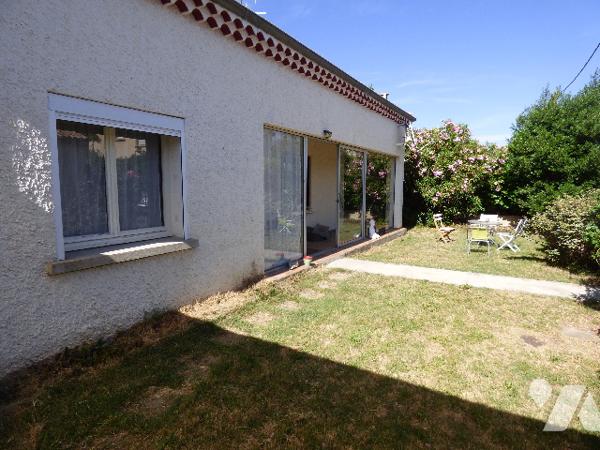 VALREAS agréable villa, plain pied sur terrain clos de 483m²+ un garage et 2 vérandas.