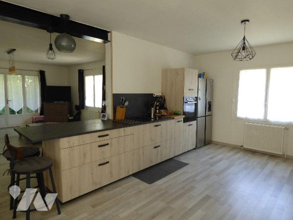 VALREAS agréable villa, plain pied sur terrain clos de 483m²+ un garage et 2 vérandas.