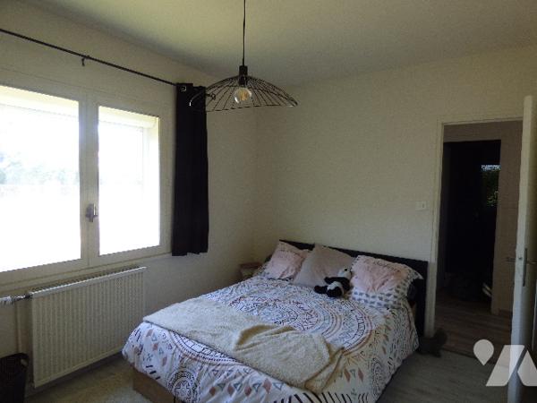 VALREAS agréable villa, plain pied sur terrain clos de 483m²+ un garage et 2 vérandas.