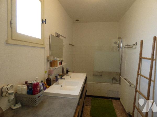 VALREAS agréable villa, plain pied sur terrain clos de 483m²+ un garage et 2 vérandas.