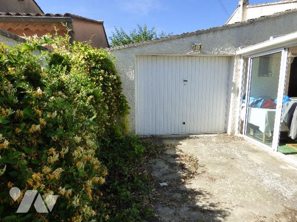 VALREAS agréable villa, plain pied sur terrain clos de 483m²+ un garage et 2 vérandas.