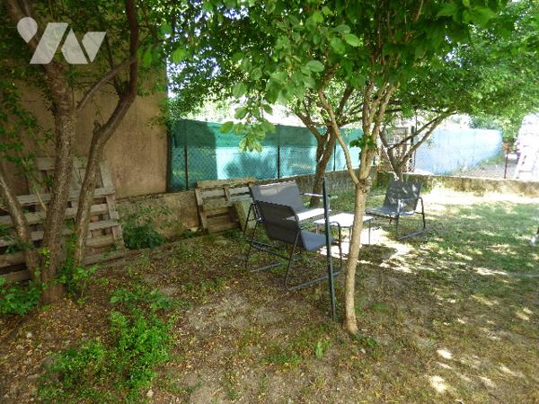VALREAS agréable villa, plain pied sur terrain clos de 483m²+ un garage et 2 vérandas.