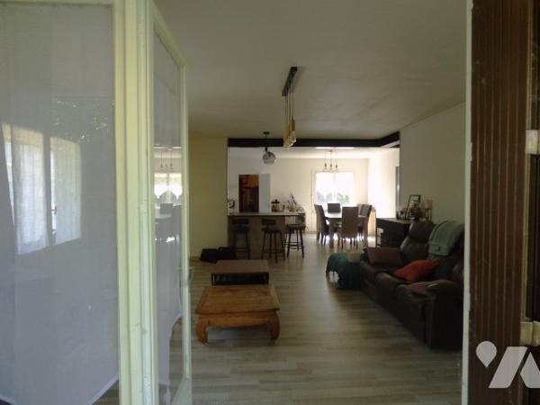 VALREAS agréable villa, plain pied sur terrain clos de 483m²+ un garage et 2 vérandas.