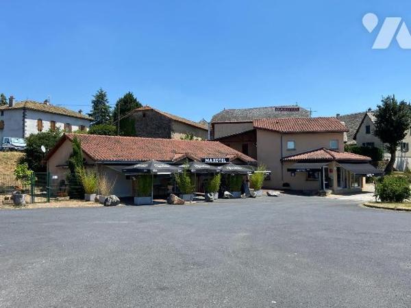 YTRAC un ensemble immobilier comprenant deux bâtiments avec parking. Un premier bâtiment de pla...