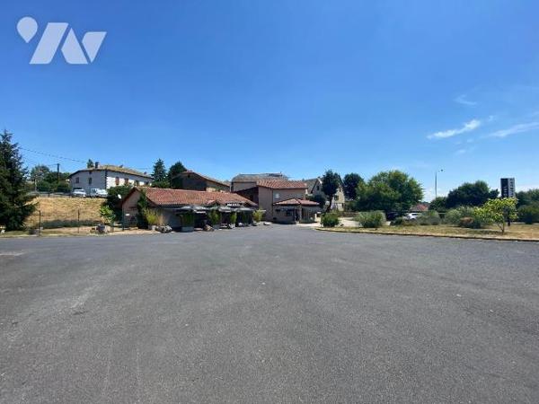YTRAC un ensemble immobilier comprenant deux bâtiments avec parking. Un premier bâtiment de pla...