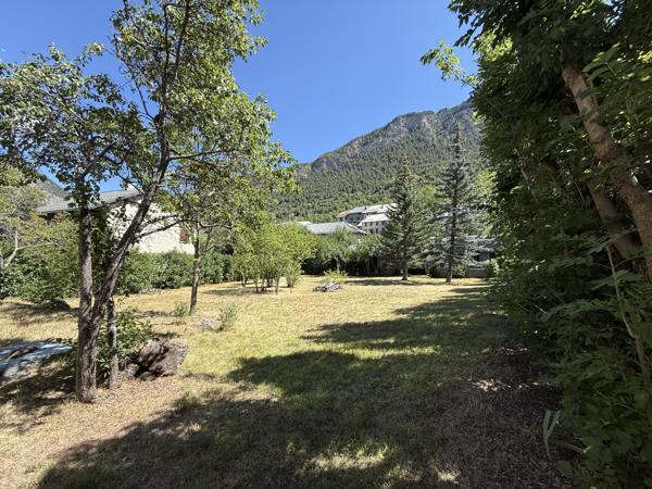 Maison familiale avec grand terrain constructible à Jausiers