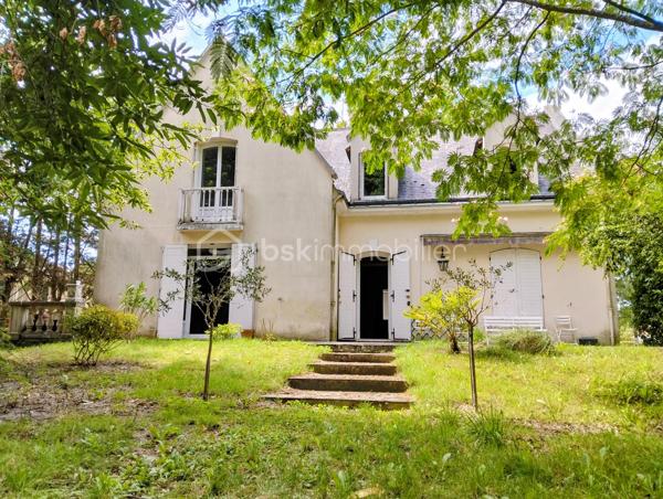 Découvrez cette grande maison familiale située dans un quartier résidentielle sur la commune de Montbazon, proche toutes commodités. 

🏠 Cette maison vous accueille par une belle entrée lumineuse avec penderie, un salon salle à manger avec cheminée, une cuisine aménagée et équipée, une chambre parentale avec sa salle de bain ainsi qu’un WC indépendant. 

À l’étage, le palier dessert 3 grandes chambres entre 15 et 21 m², une salle de bain, un grand dressing, un WC indépendant ainsi qu’une
pièce pouvant faire office de buanderie.

🚗 Le garage avec sous sol de plus de 90m² permet d’aménager de nombreux espace et faire office d’atelier. 

Depuis la grande terrasse vous profiterez d’un jardin paisible et arboré. Le tout sur une parcelle de 2510 m²

🔥 Mode de chauffage : Fioul + foyer ouvert