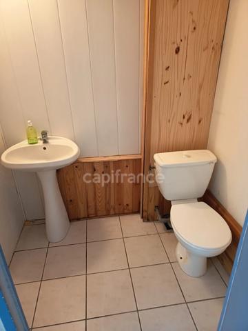 “62 m², 3 places privatives, visibilité totale : un local doublement gagnant.”