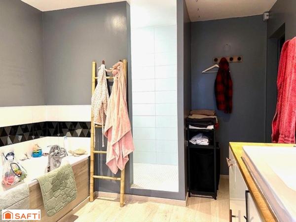 Charmante maison rénovée avec jardin et grand garage !!