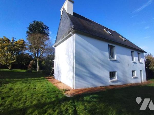 QUARTIER RESIDENTIEL POUR CETTE MAISON DATANT DE 1958 ET AGRANDIE EN 1983.
Bâtie sur un terrai...
