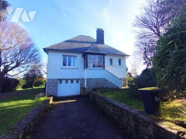QUARTIER RESIDENTIEL POUR CETTE MAISON DATANT DE 1958 ET AGRANDIE EN 1983.
Bâtie sur un terrai...