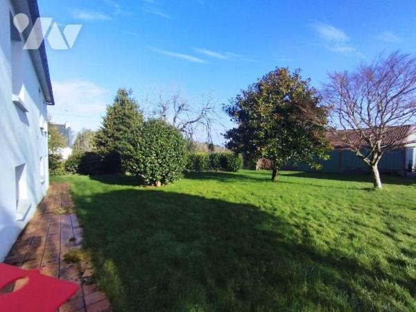 QUARTIER RESIDENTIEL POUR CETTE MAISON DATANT DE 1958 ET AGRANDIE EN 1983.
Bâtie sur un terrai...