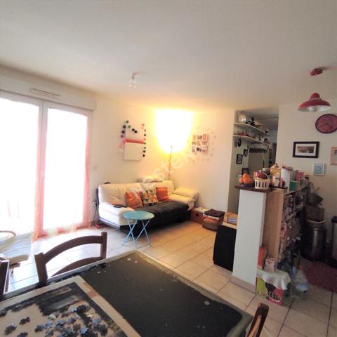 A vendre pour investisseur appartement TYPE 3 loué avec terrasse et stationnement privatif Poitiers Saint Eloi